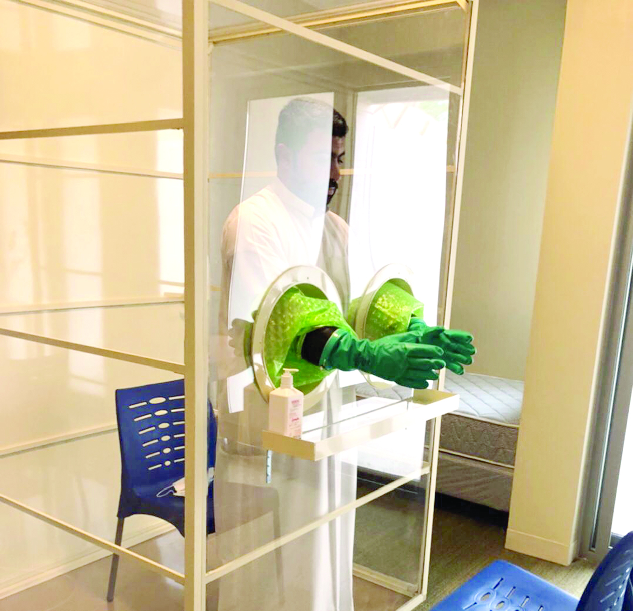 تجربة الكابينة البلاستيكية الواقية من «كورونا»