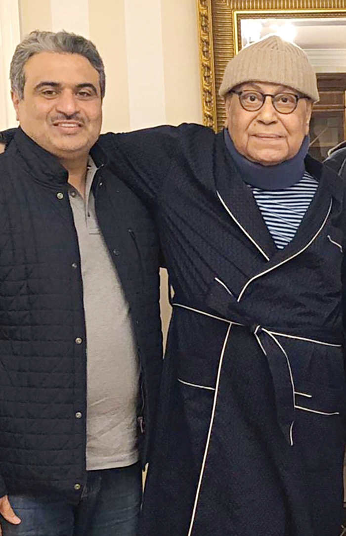 علاء الرومي في زيارة سابقة إلى الفقيد خلال فترة العلاج