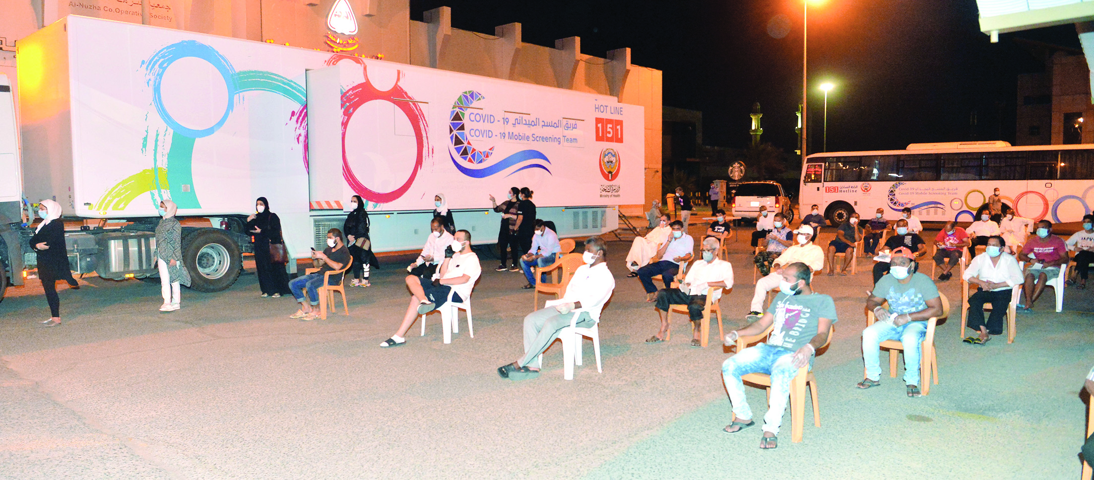 ينتظرون دورهم للفحص