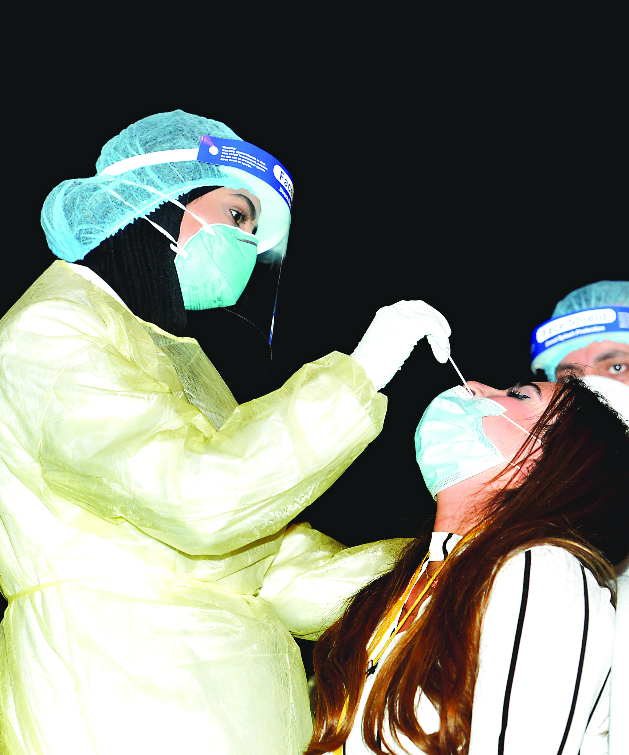 أخذ مسحة من أنف مواطنة