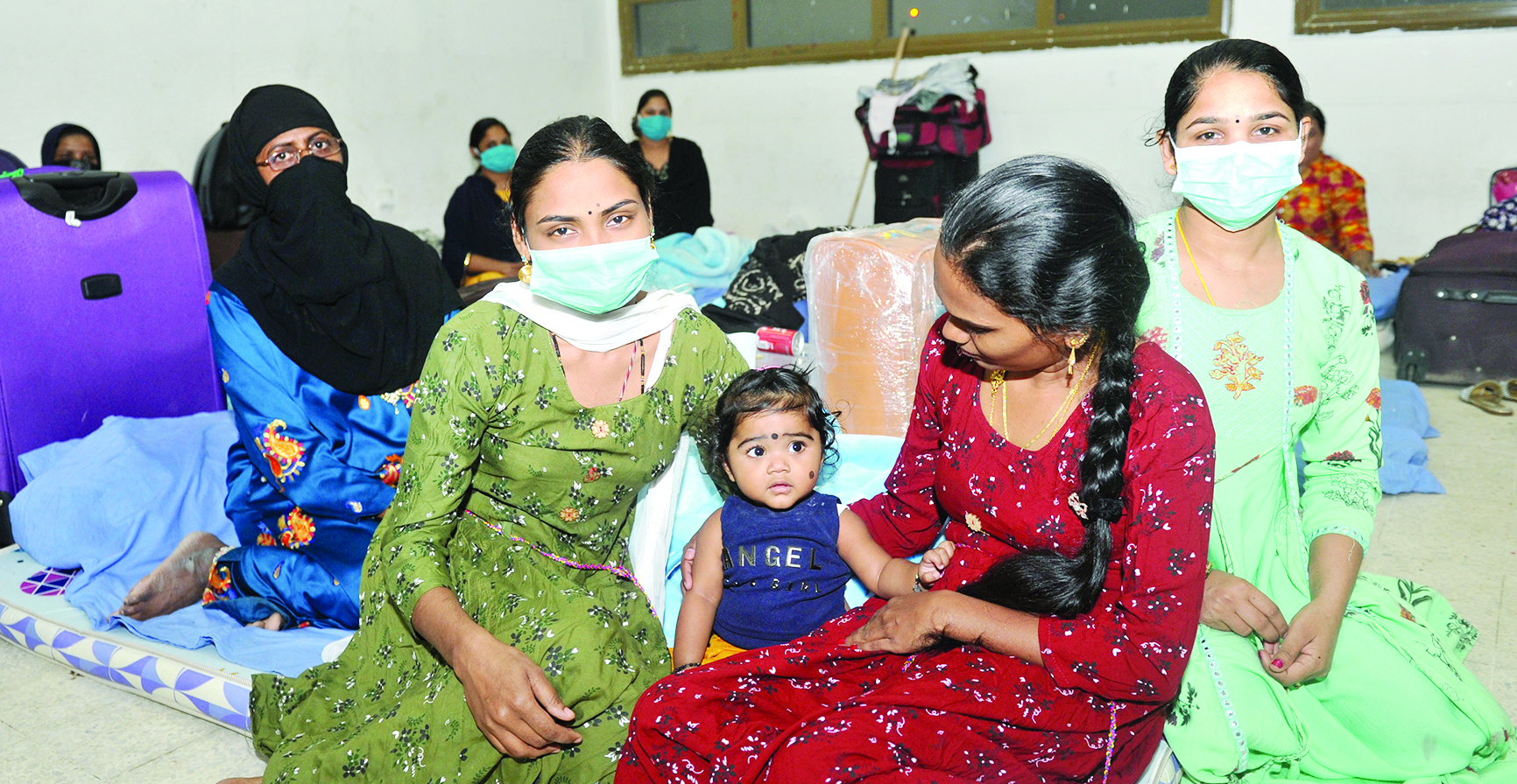 عائلة في مركز الإيواء