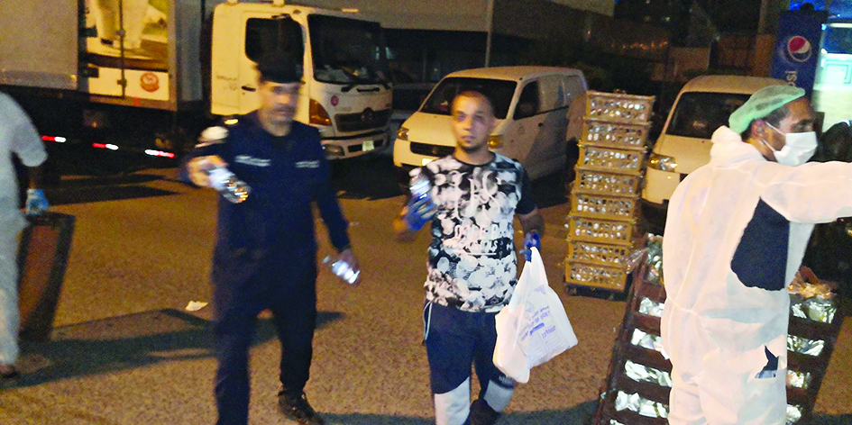 توزيع المياه على رجال الأمن