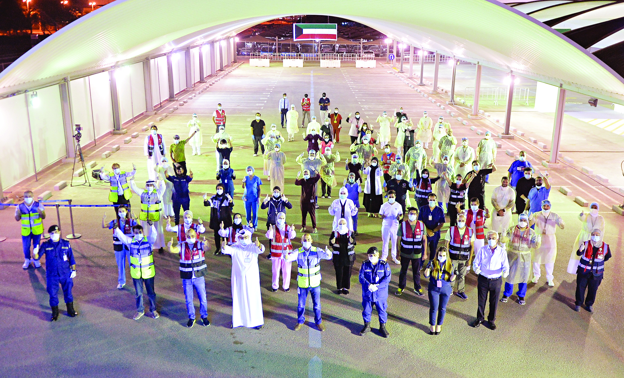 u0645u0648u0638u0641u0648 u00abu0627u0644u062cu0632u064au0631u0629u00bb u0648u00abu0627u0644u0635u062du0629u00bb u0641u064a u0644u0642u0637u0629 u062cu0645u0627u0639u064au0629 u0628u0639u062f u0627u0641u062au062au0627u062d u0627u0644u0645u0631u0643u0632                    t           (u062au0635u0648u064au0631 u0623u0633u0639u062f u0639u0628u062fu0627u0644u0644u0647)