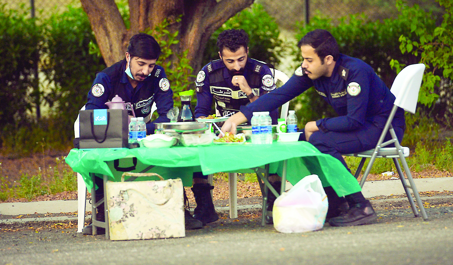 u0631u062cu0627u0644 u0623u0645u0646 u064au0641u0637u0631u0648u0646 u0641u064a u0646u0642u0637u0629 u0645u0631u0627u0642u0628u0629 u0639u0644u0649 u0627u0644u0637u0631u064au0642 t(u062au0635u0648u064au0631 u0646u0627u064au0641 u0627u0644u0639u0642u0644u0629)