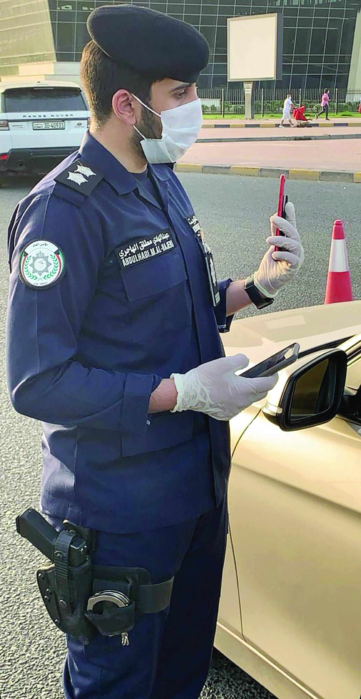 الملازم أول عبدالهادي الهاجري يدقق على تصاريح عدم التعرض