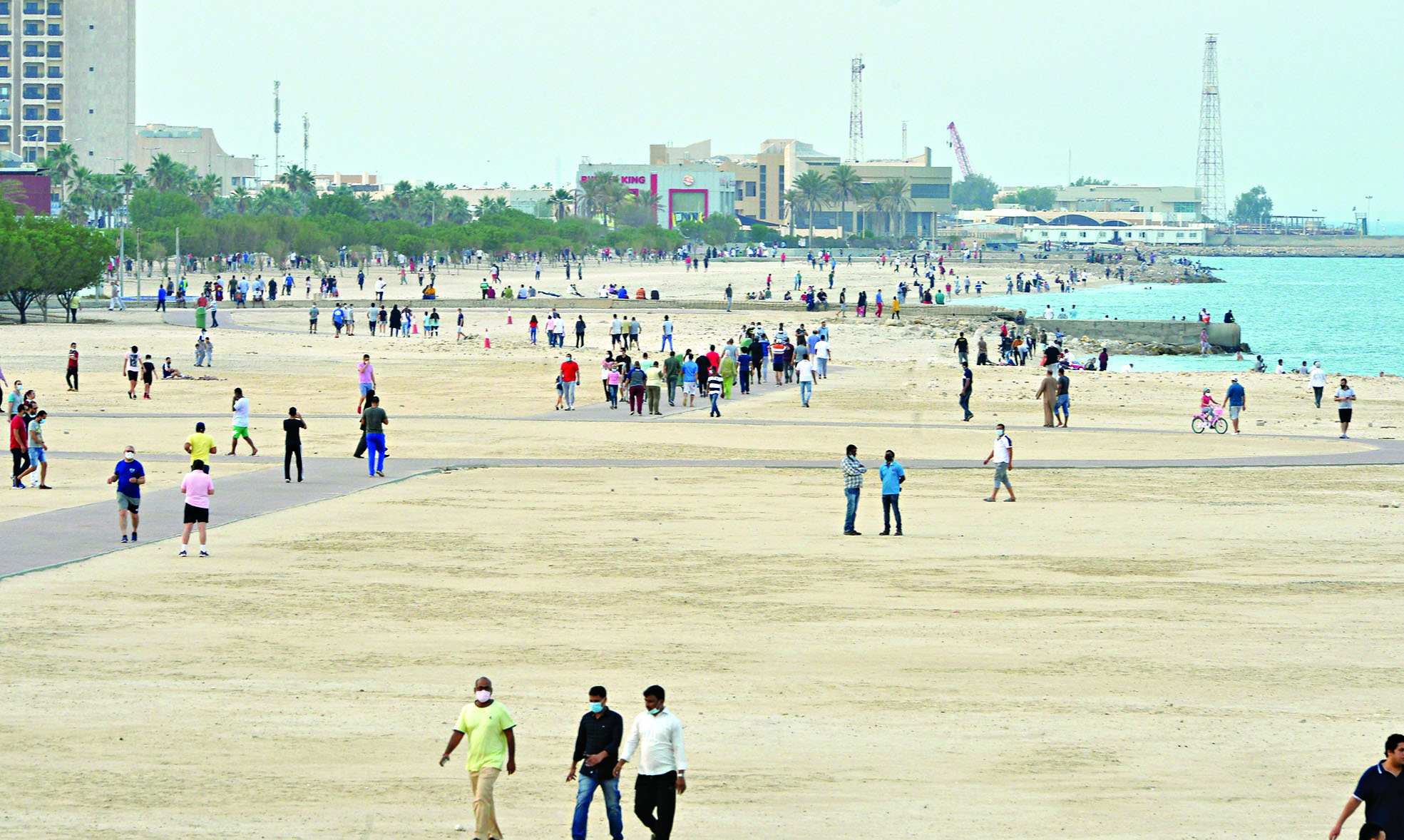 مراعاة التباعد الاجتماعي في الأماكن العامة 	(تصوير أسعد عبدالله)