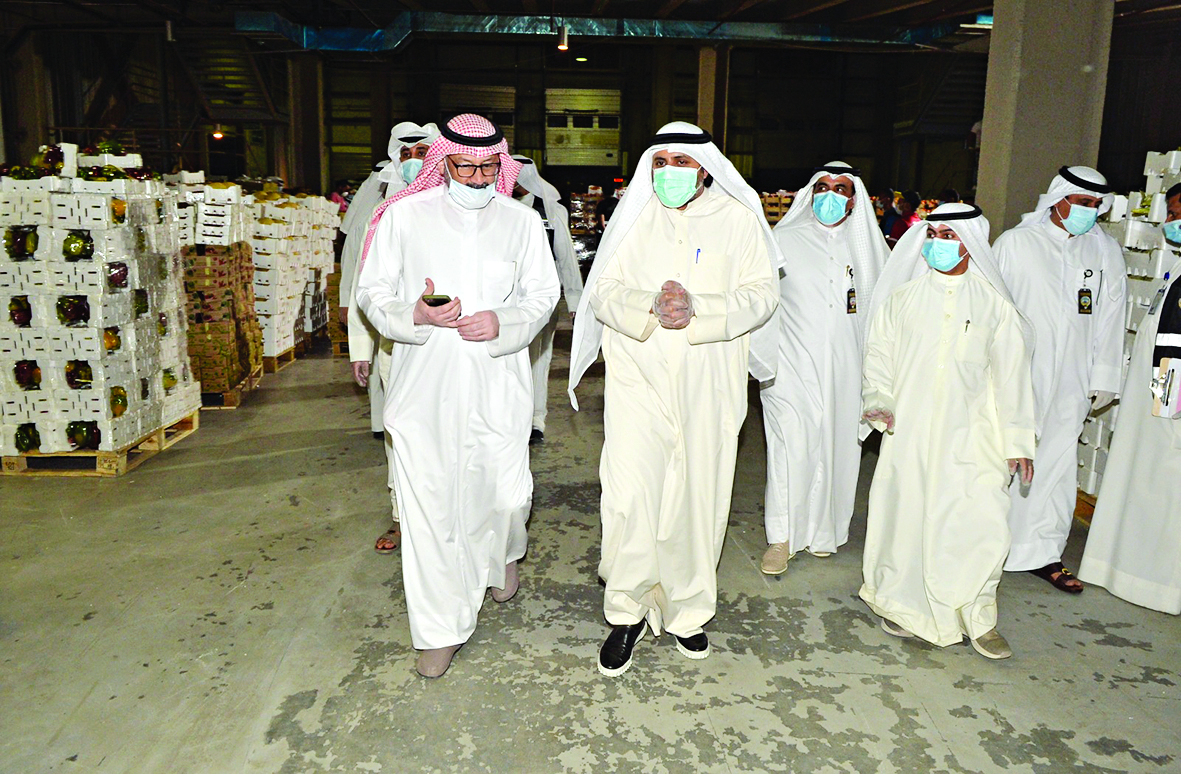 الجبري لدى تفقده مقر تنزيل المنتج الزراعي المحلي في العارضية 	(تصوير أسعد عبدالله)