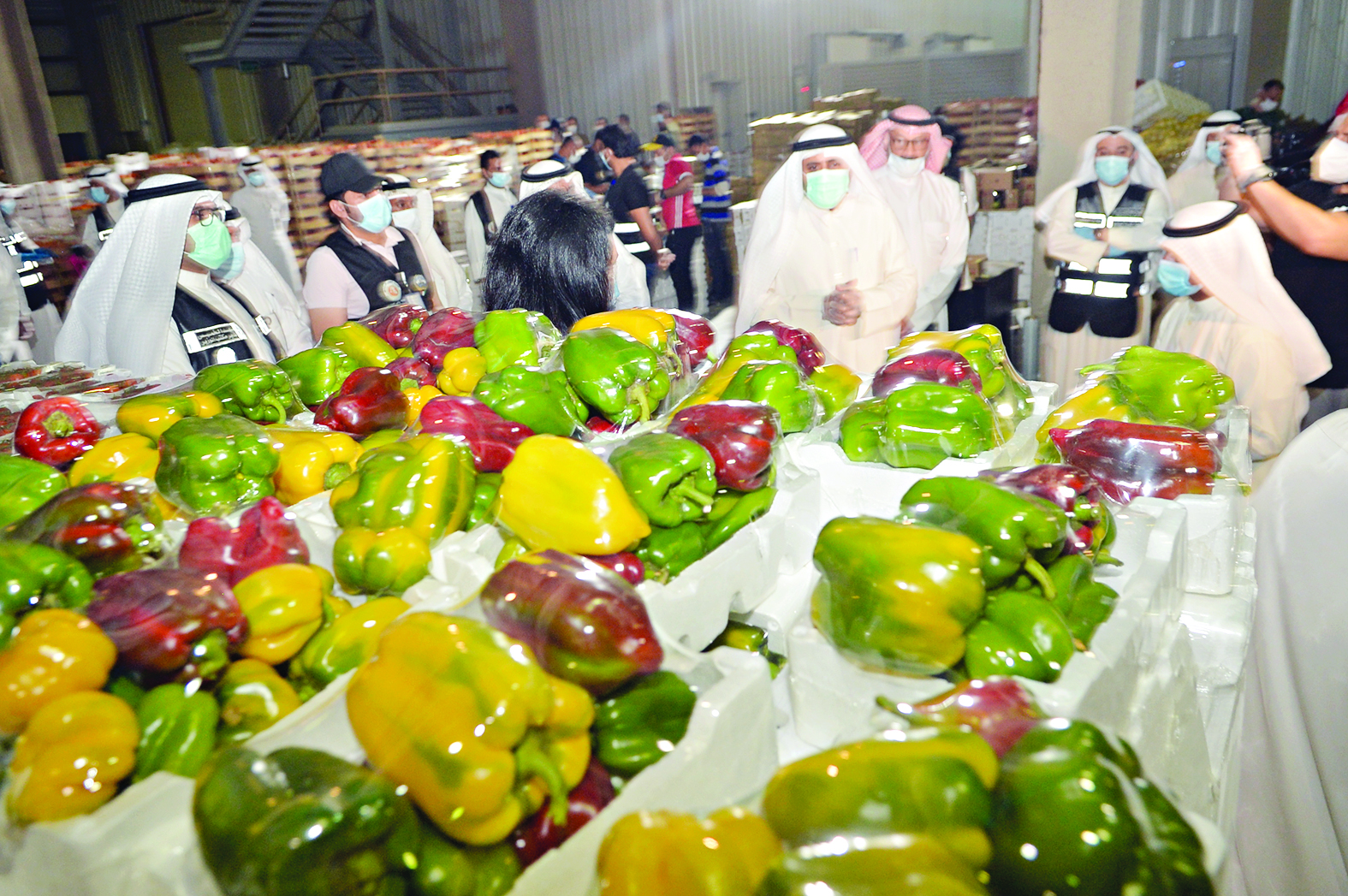 الوزير متفقداً المنتجات