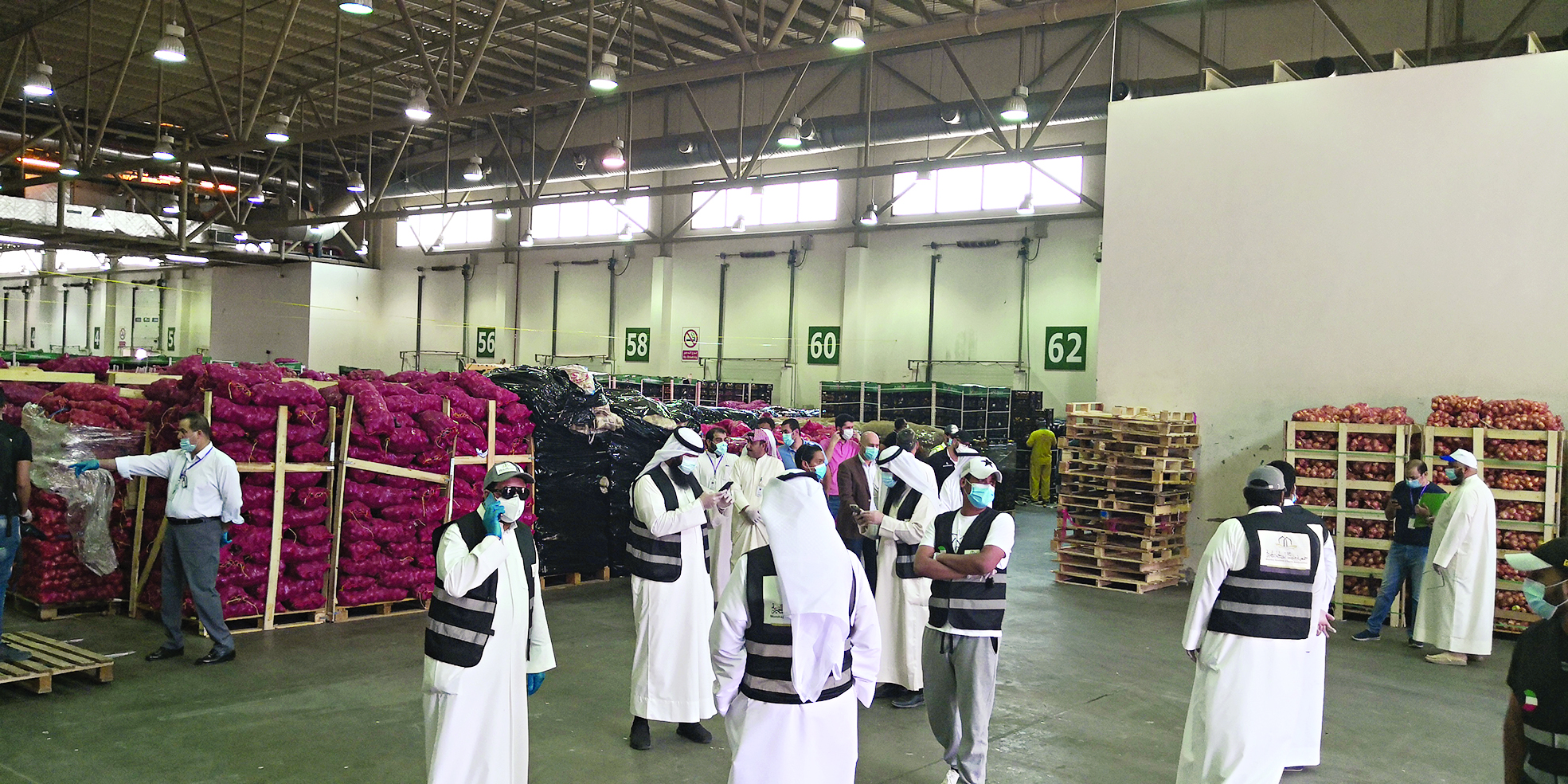 جانب من عمليات نقل الخضراوات إلى عهدة الجمعيات الخيرية