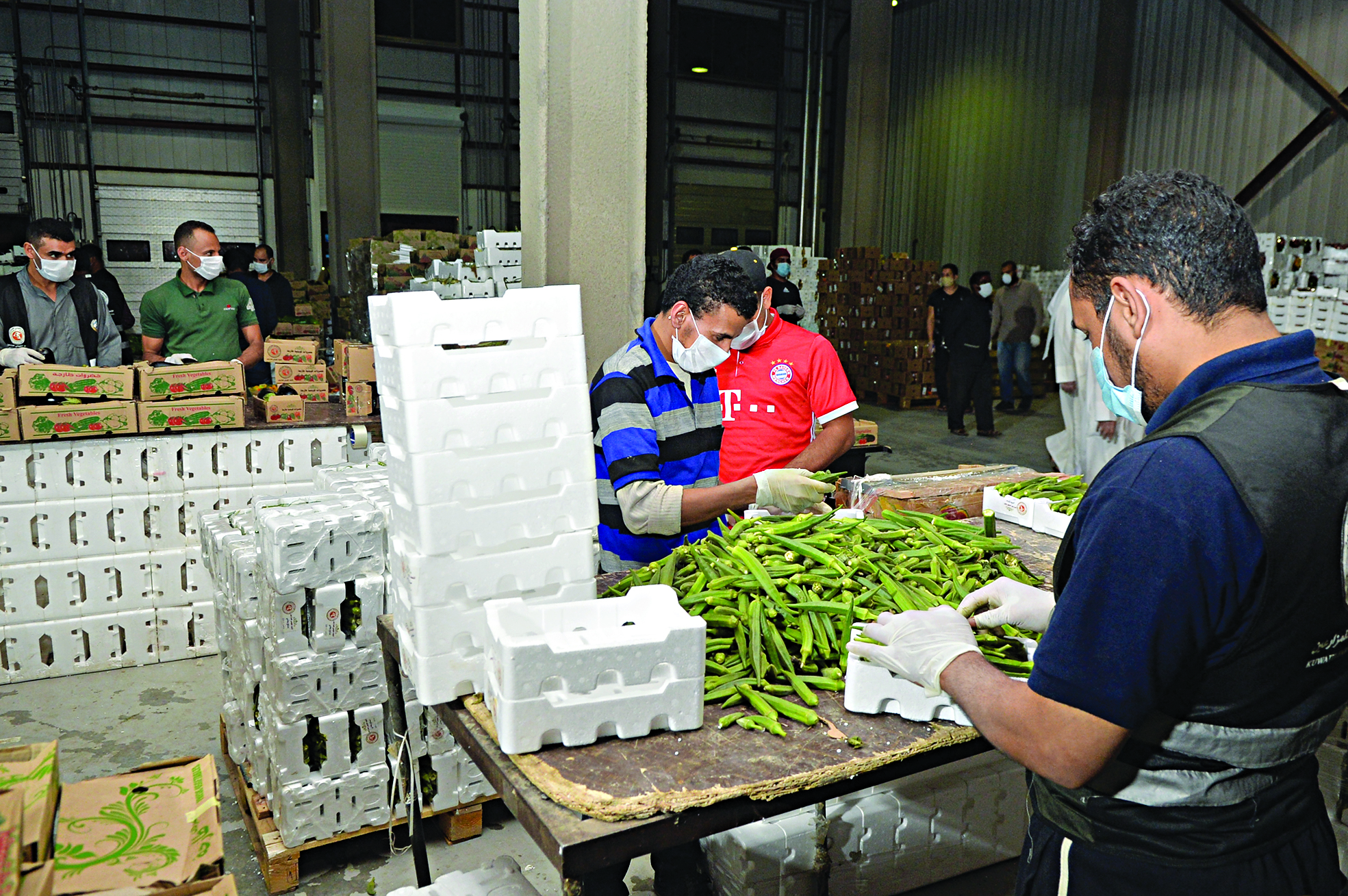 تعبئة أحد المنتجات في الصناديق 