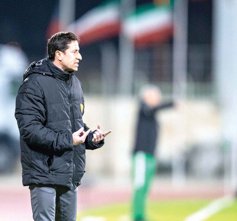 u0645u062fu0631u0628 u0627u0644u0642u0627u062fu0633u064au0629... u0627u0644u0625u0633u0628u0627u0646u064a u0628u0627u0628u0644u0648 u0641u0631u0627u0646u0643u0648            t       (u0627u0644u0623u0632u0631u0642 u062fu0648u062a u0643u0648u0645)