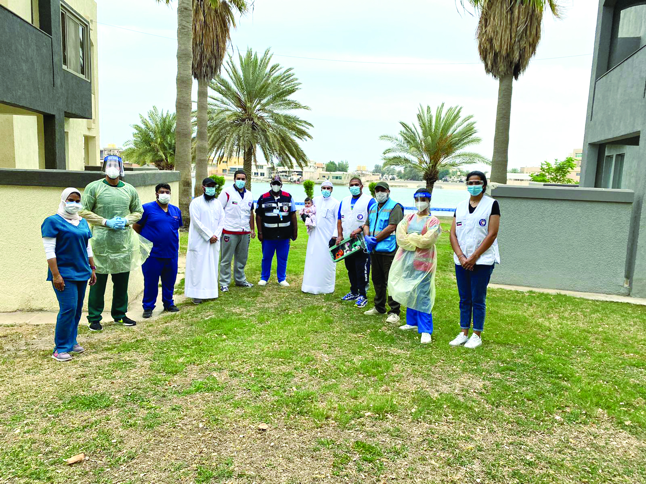 عيدة مع والدها في حجر الخيران لإجراء الفحص الطبي لها