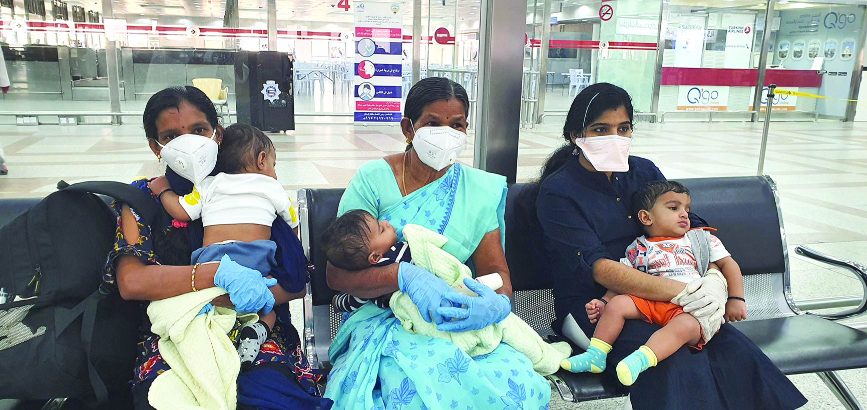 هنديات مغادرات مع أولادهن