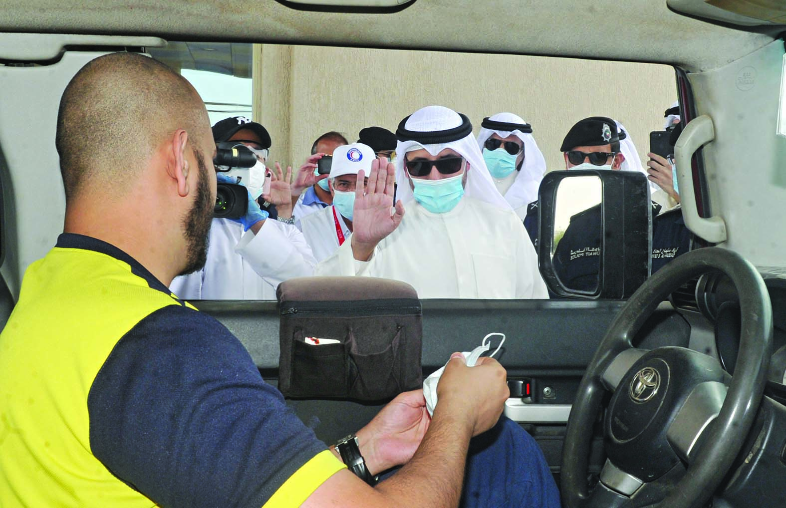 الناصر في حديث مع أحد المسافرين