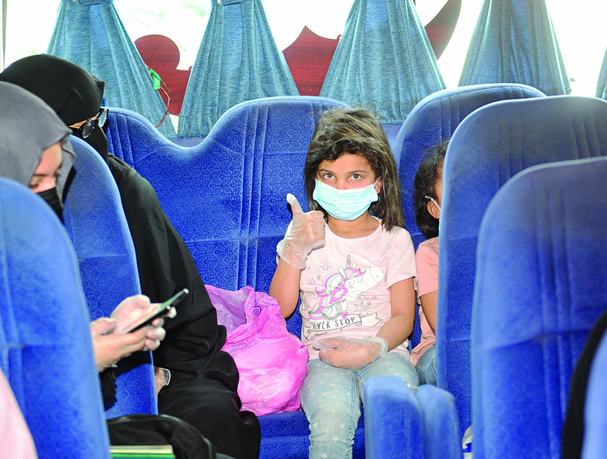 فتاة عادت إلى الوطن مع عائلتها