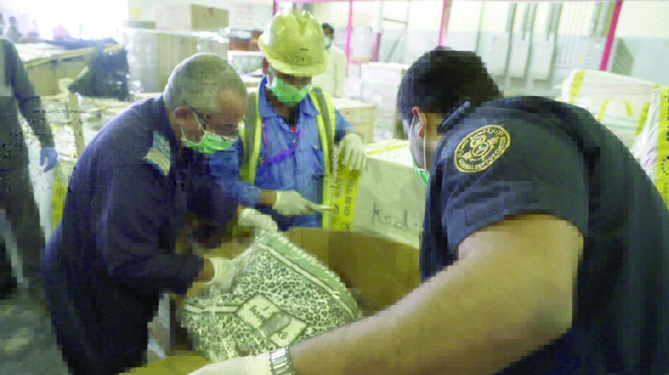 ... وفحص محتوى الشحنة