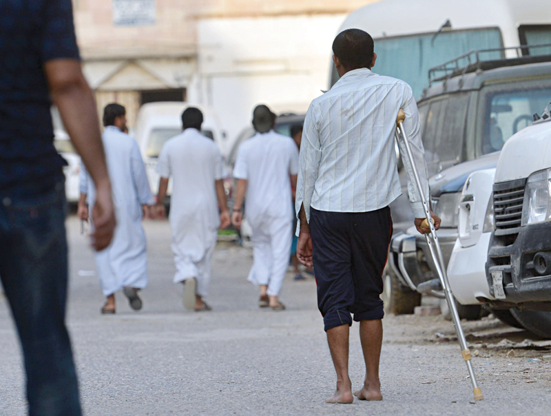 مصاب يمشي حافياً في أحد شوارع المنطقة