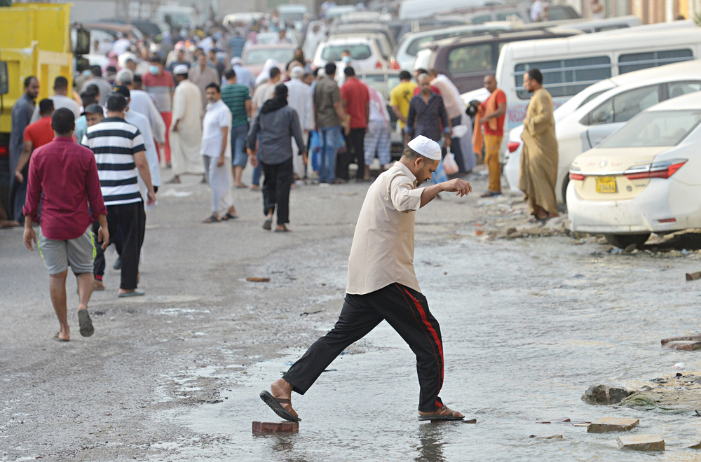 يعبر جدولاً في الشارع من المناهيل الطافحة
