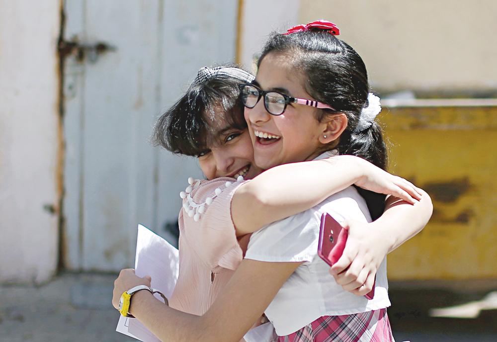 u062au0644u0645u064au0630u062au0627u0646 u062au062au0639u0627u0646u0642u0627u0646 u0641u0631u062du0627u064b u0628u0639u062f u062du0635u0648u0644u0647u0645u0627 u0639u0644u0649 u0634u0647u0627u062fu0629 u0625u062au0645u0627u0645 u0627u0644u0639u0627u0645 u0627u0644u062fu0631u0627u0633u064a u0623u0645u0633 u0641u064a u063au0632u0629t (u0631u0648u064au062au0631u0632)