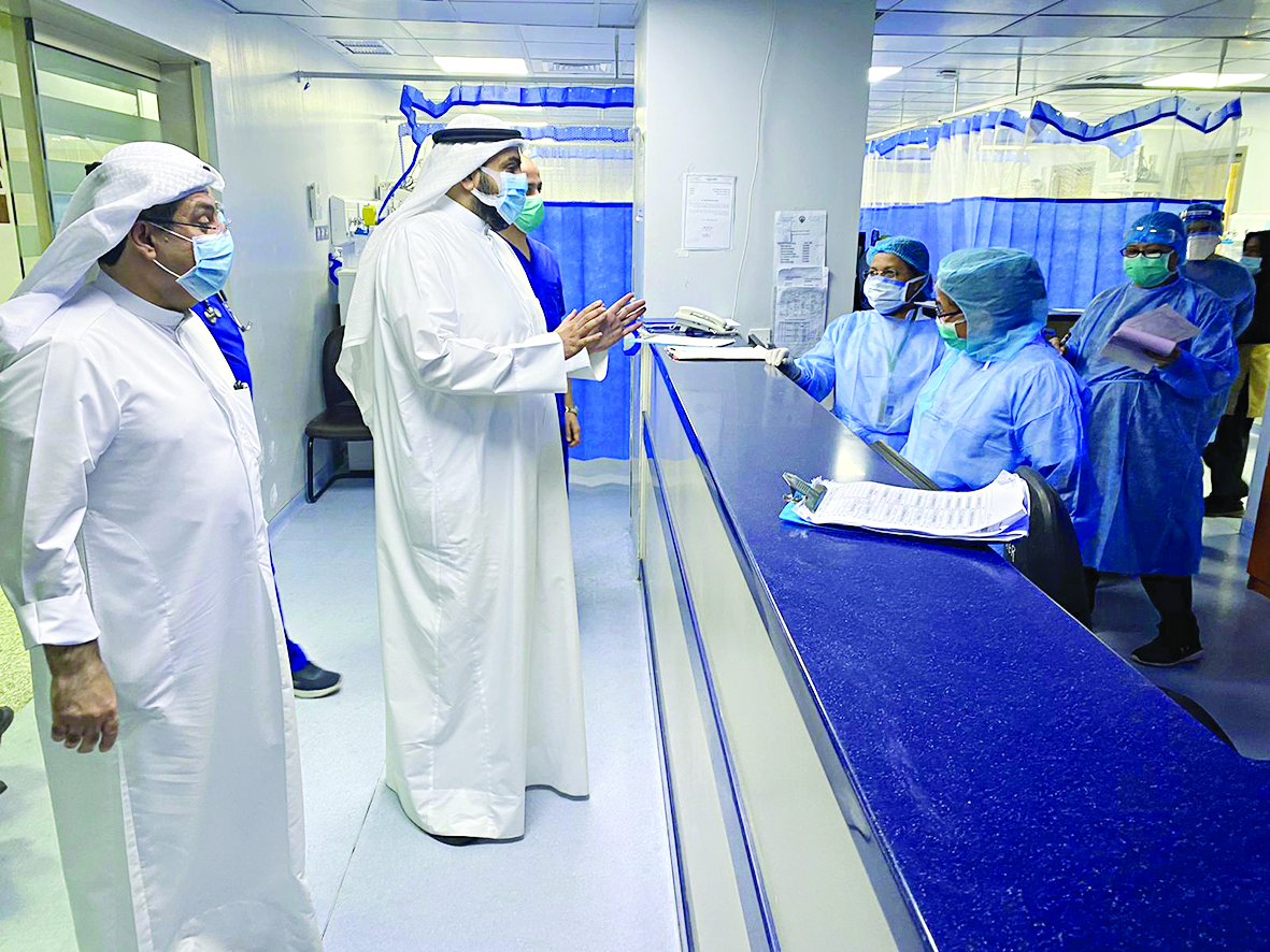 وزير الصحة في حديث مع عدد من الكوادر