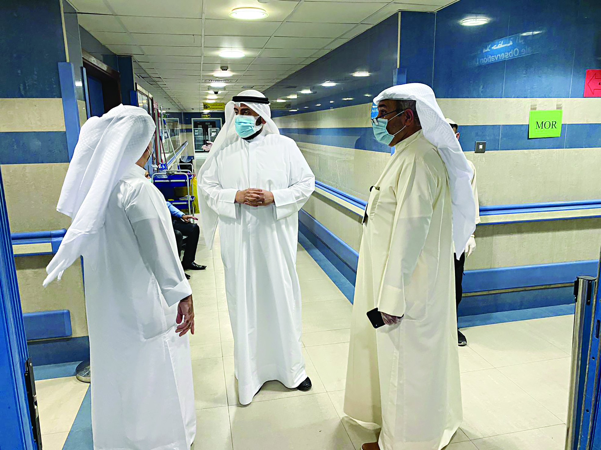 ... ومتفقداً غرف أحد المستشفيات