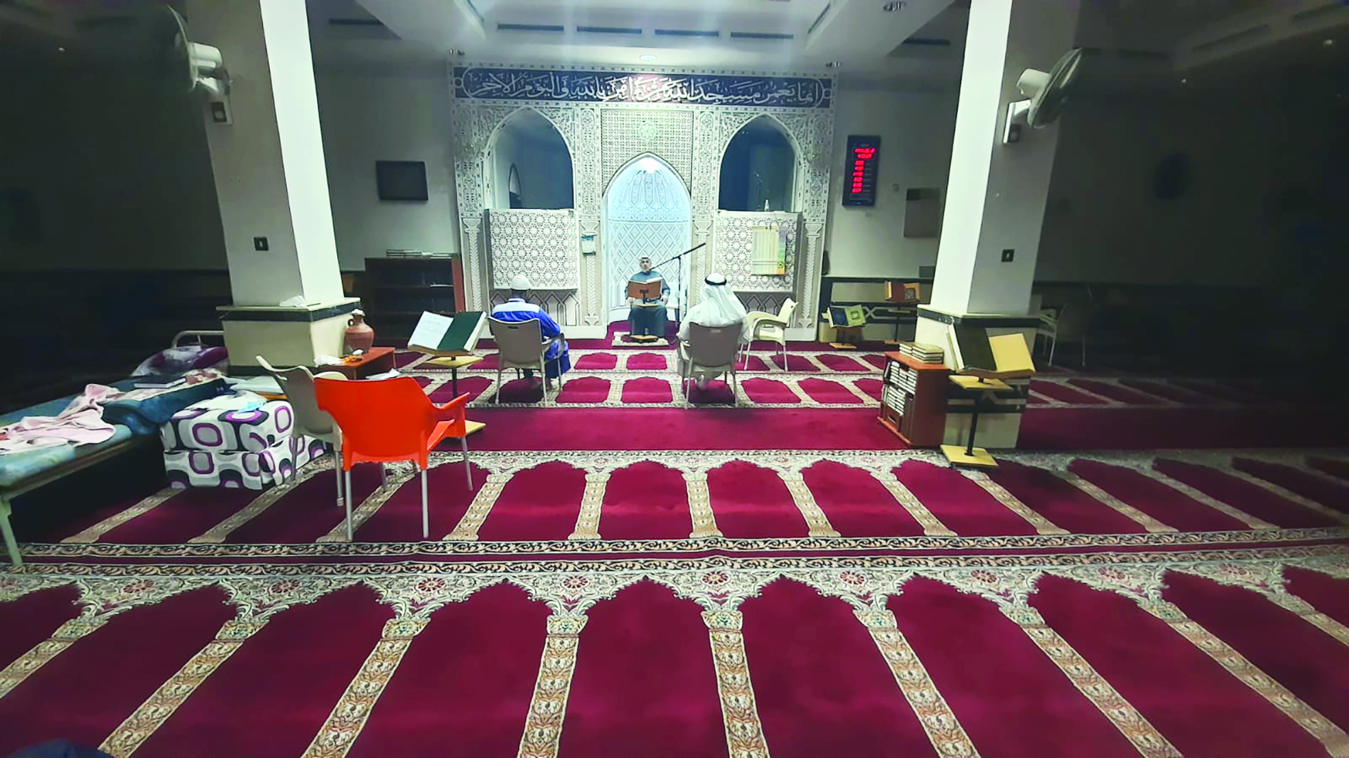 من داخل أحد المساجد صبيحة العيد                                       	     (تصوير أسعد عبدالله)