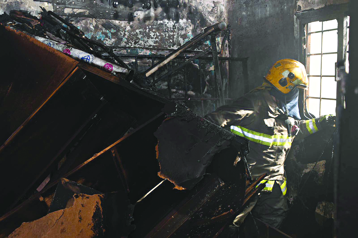 إطفائي يكافح ما تبقى 