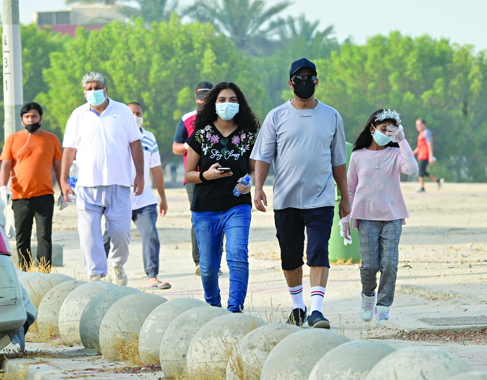 متريضون يرتدون كمامات متنوعة