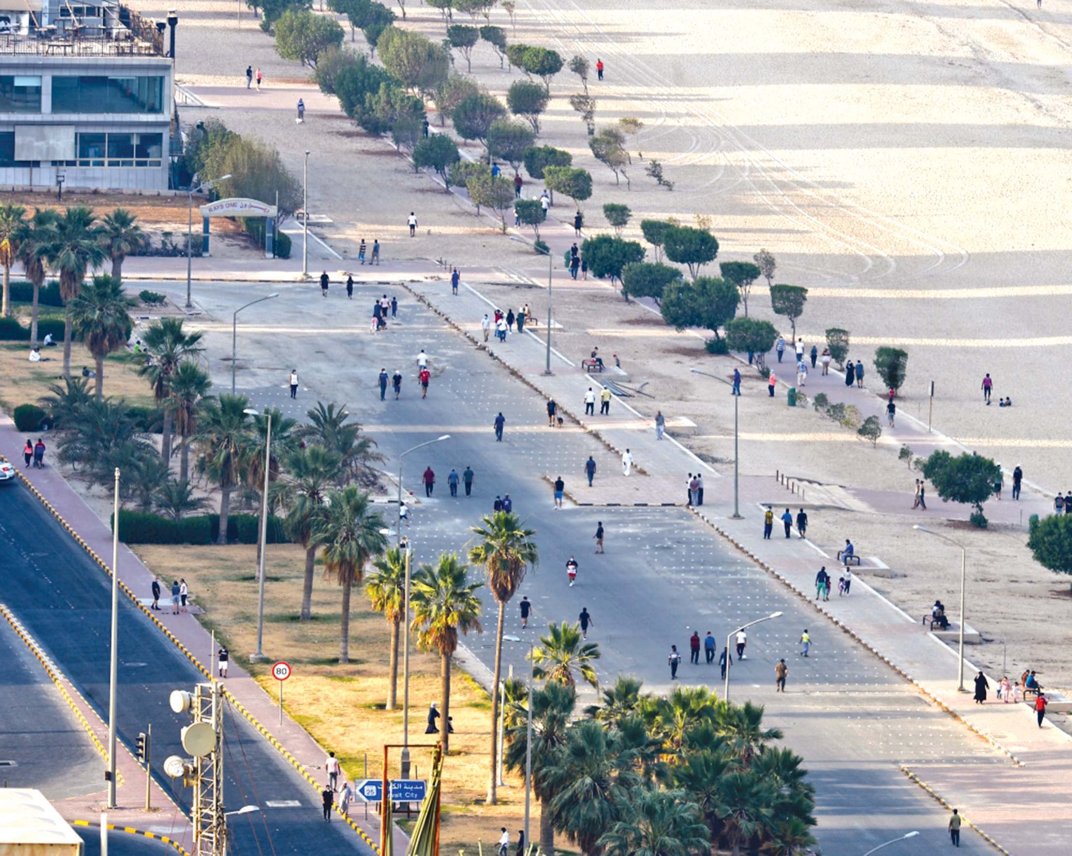 الرياضة العنيفة قد تعرض واضع الكمامة للخطر              	 (تصوير أسعد عبدالله) 