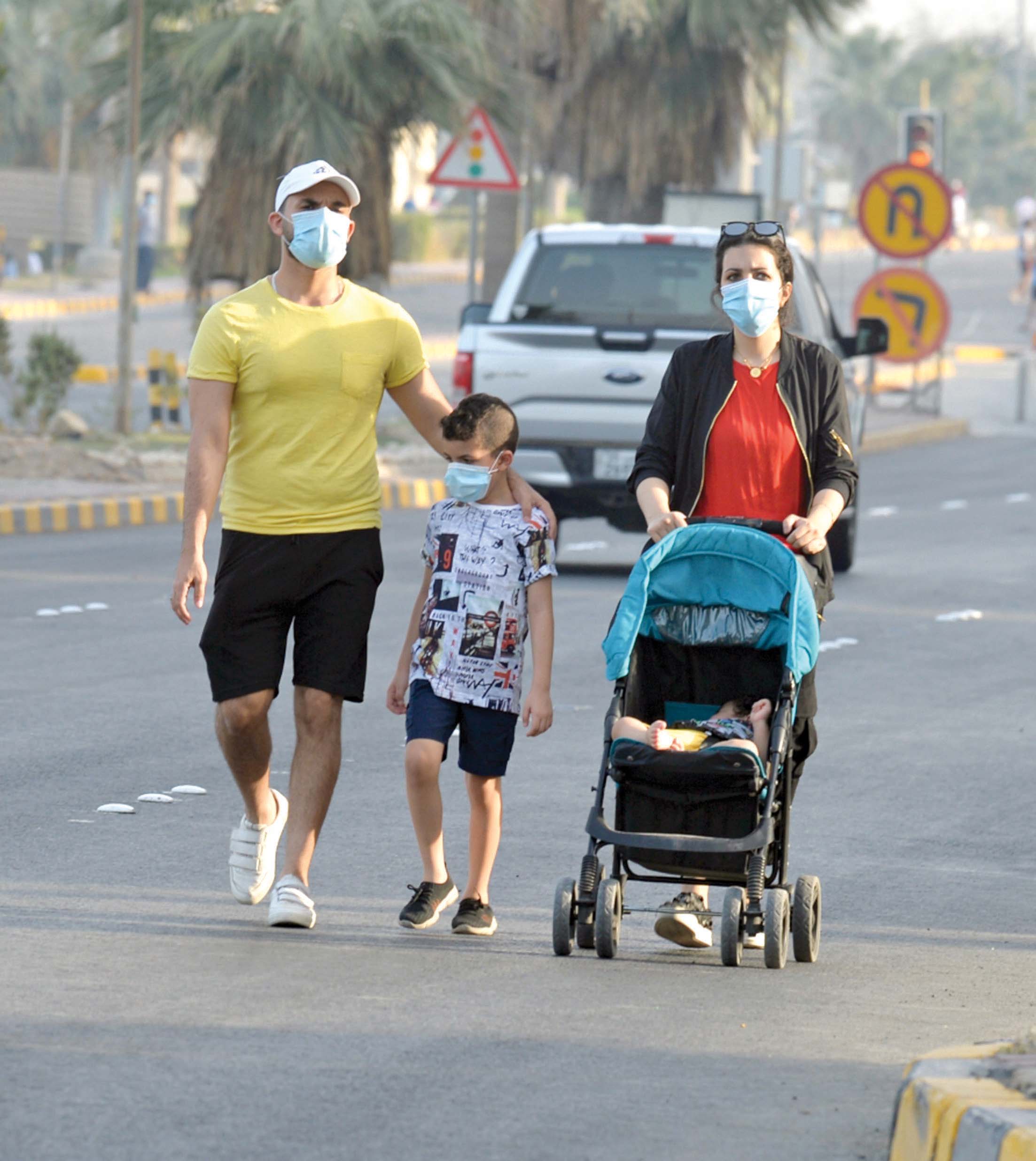 الكمامات مع المشي أكثر أمناً