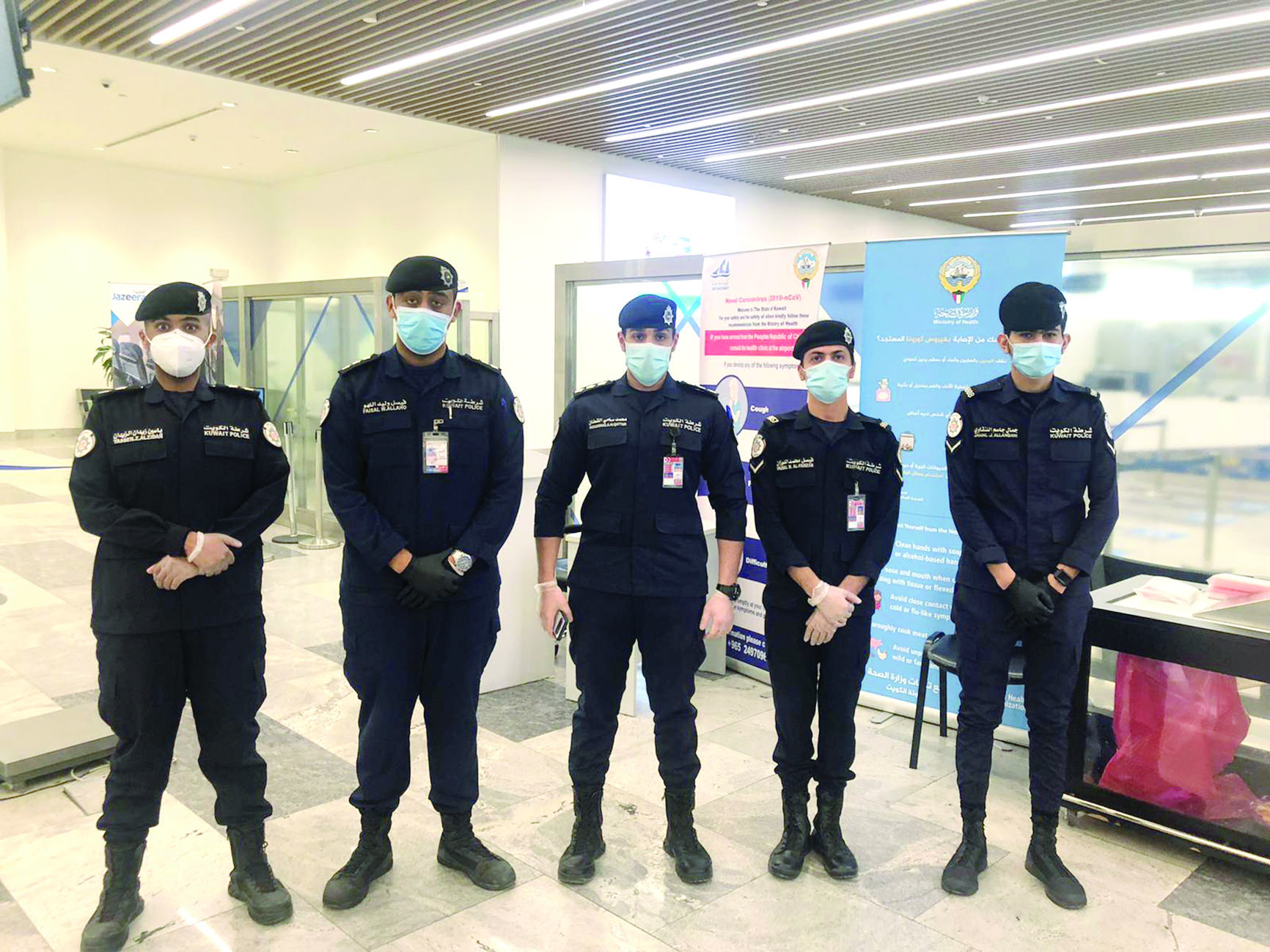 عناصر امن المطار المشرفون على المغادرة