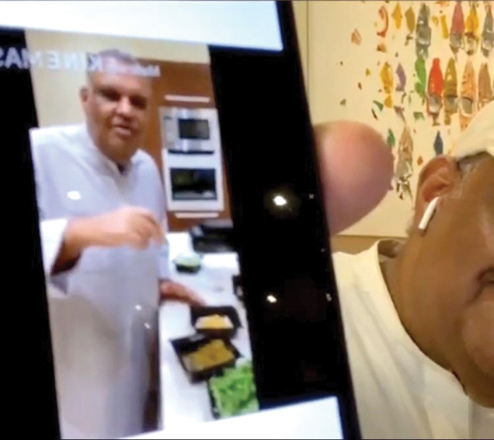 ... ويعرض صور الطبخ