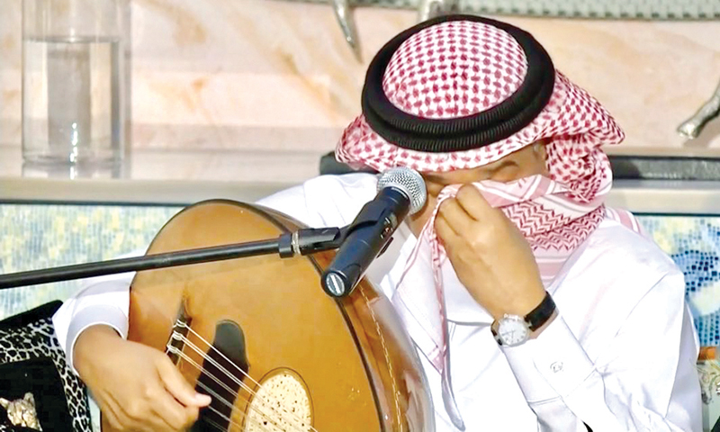 ... ويكفكف دموعه