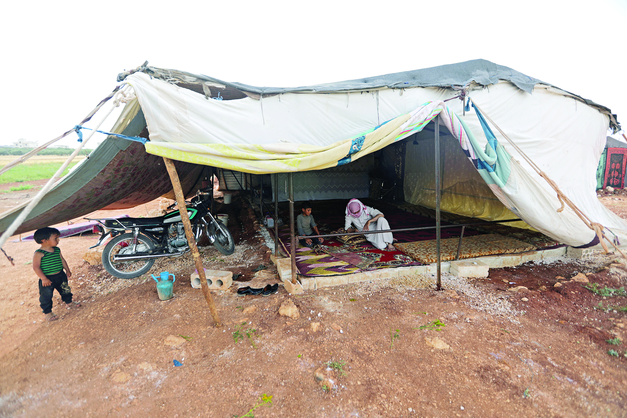 u0639u0627u0626u0644u0629 u0633u0648u0631u064au0629 u0646u0627u0632u062du0629 u062fu0627u062eu0644 u0645u062eu064au0645 u0645u0648u0642u062a u0623u0642u064au0645 u0639u0644u0649 u0623u0631u0636 u0645u0642u0628u0631u0629 u0641u064a u0631u064au0641 u0625u062fu0644u0628 t(u0631u0648u064au062au0631u0632)