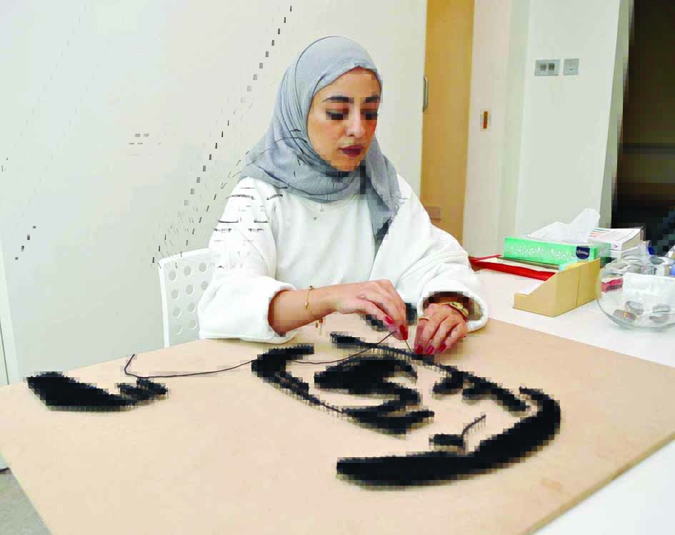 الخزعل أثناء رسم لوحة صاحب السمو