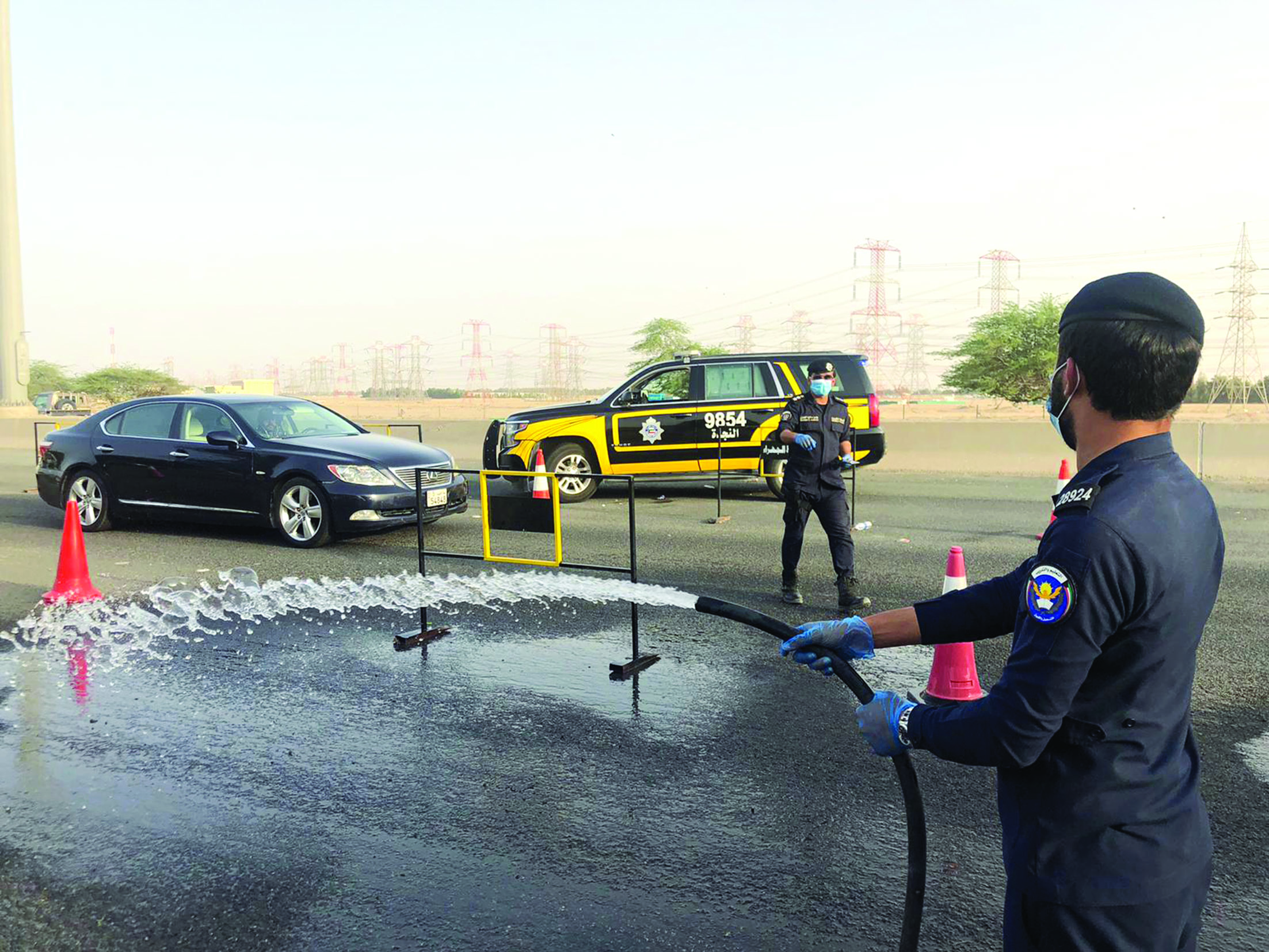 التبريد بالمياه مع ارتفاع درجات الحرارة أمس                   	         (تصوير نايف العقلة)