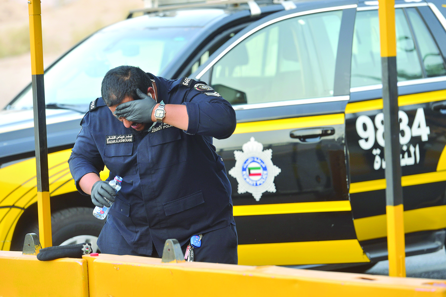 رجل أمن يبرد على نفسه بغسل وجهه بالماء	 