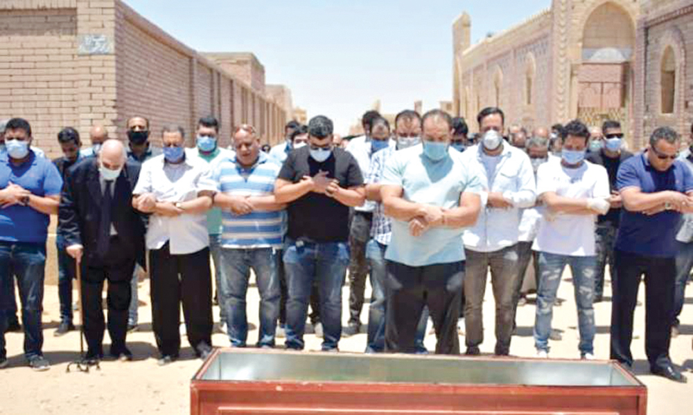 الصلاة على جثمان الفنان الراحل وسط المقابر