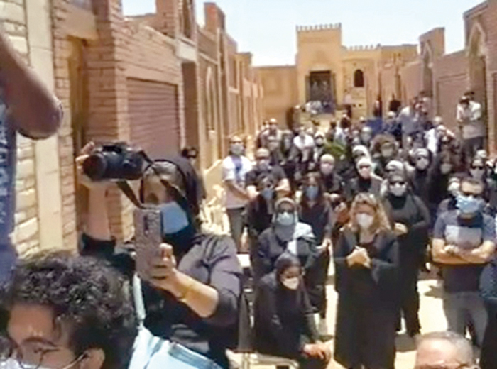 أسرته والأهالي في وداعه... بالكمّامات