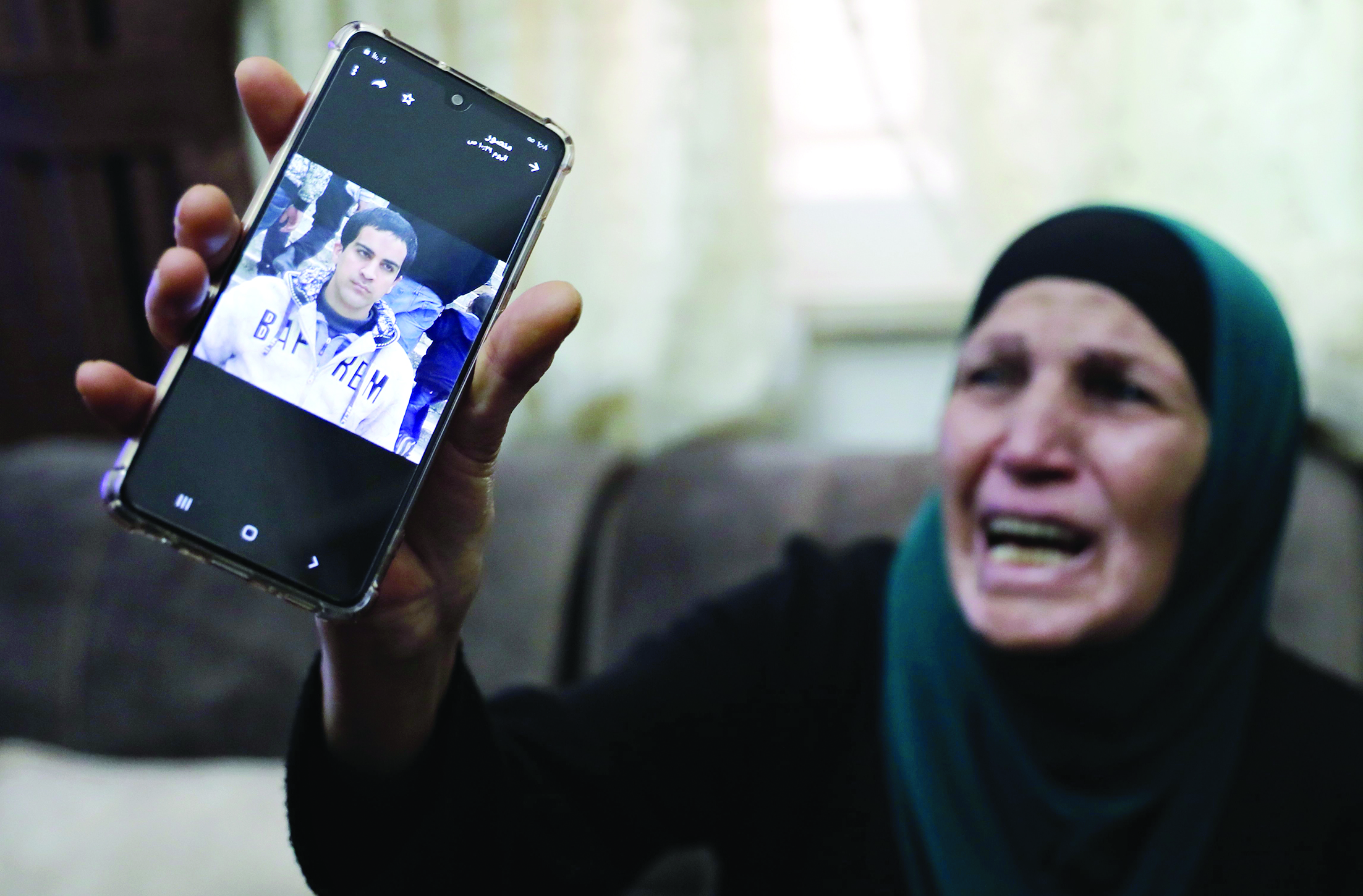 u0648u0627u0644u062fu0629 u0625u064au0627u062f u0627u0644u062du0644u0627u0642 u062au0639u0631u0636 u0635u0648u0631u0629 u0627u0628u0646u0647u0627 u0627u0644u0630u064a u0642u062au0644 u0628u062fu0645 u0628u0627u0631u062ft (u0623 u0641 u0628)