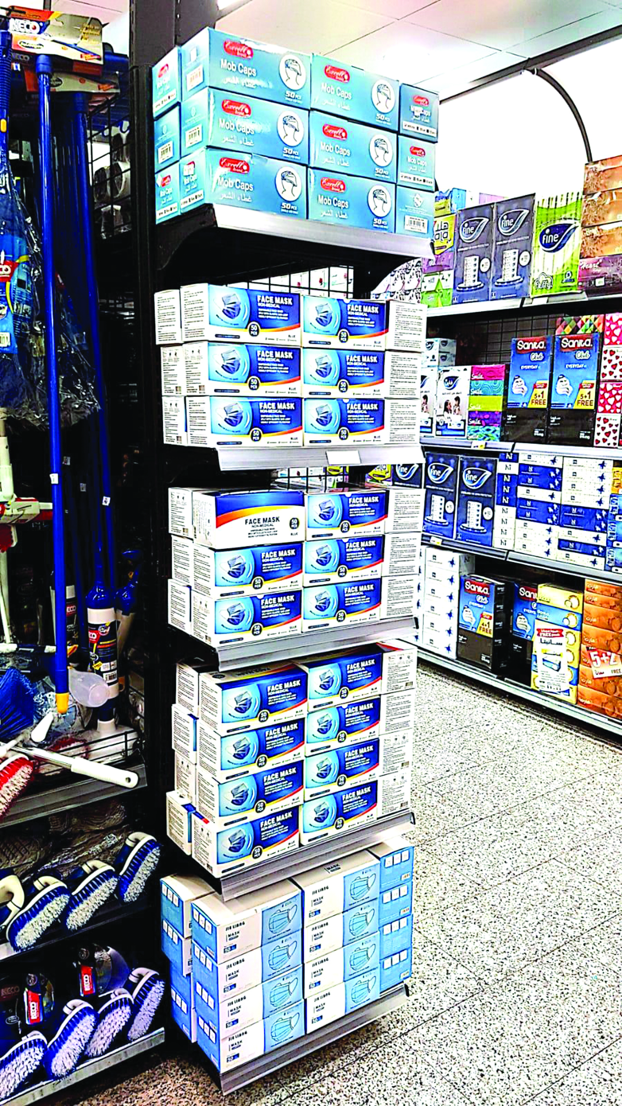 كمامات في جمعية العديلية التعاونية أمس