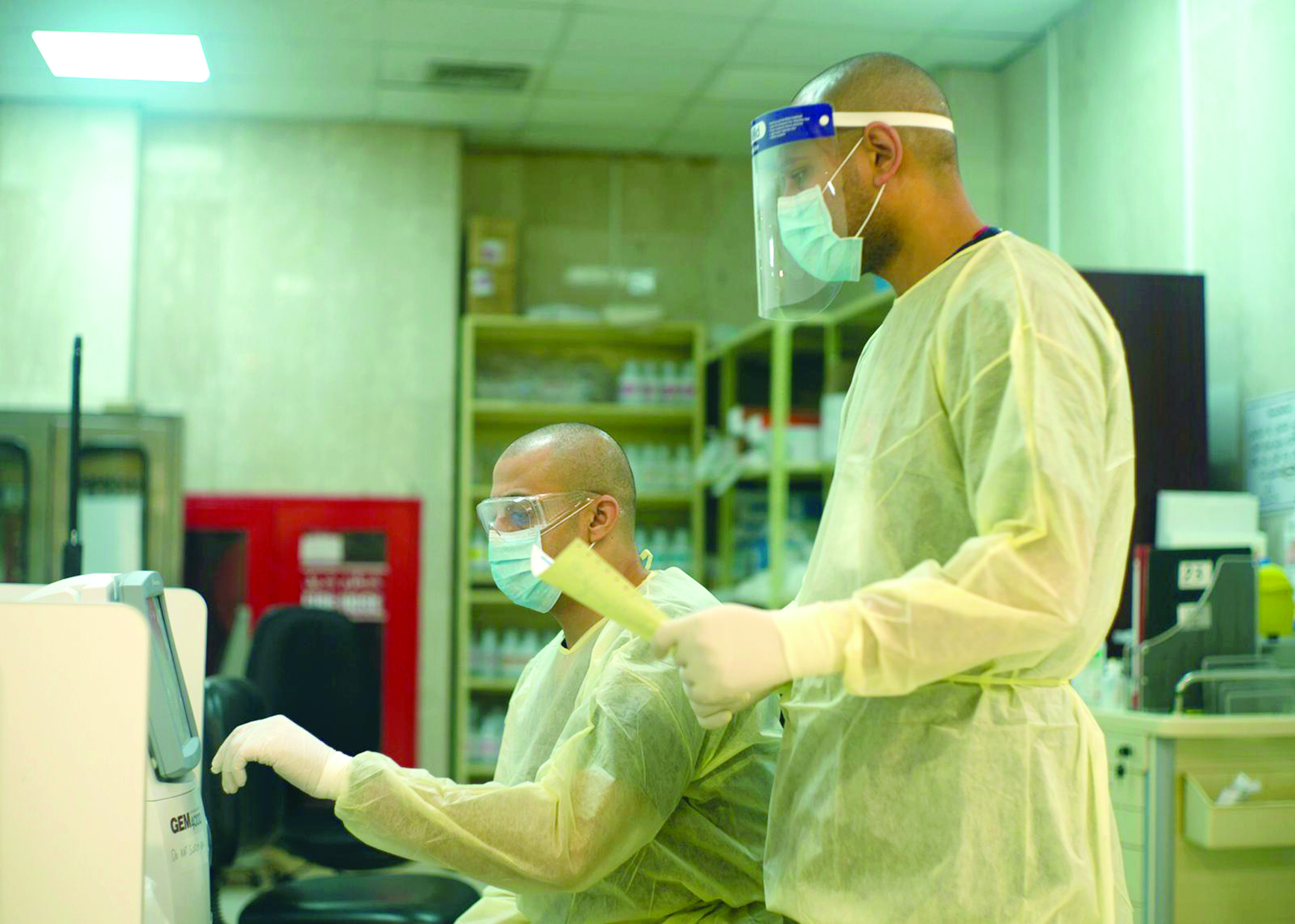 كوادر طبية تواصل عملها 