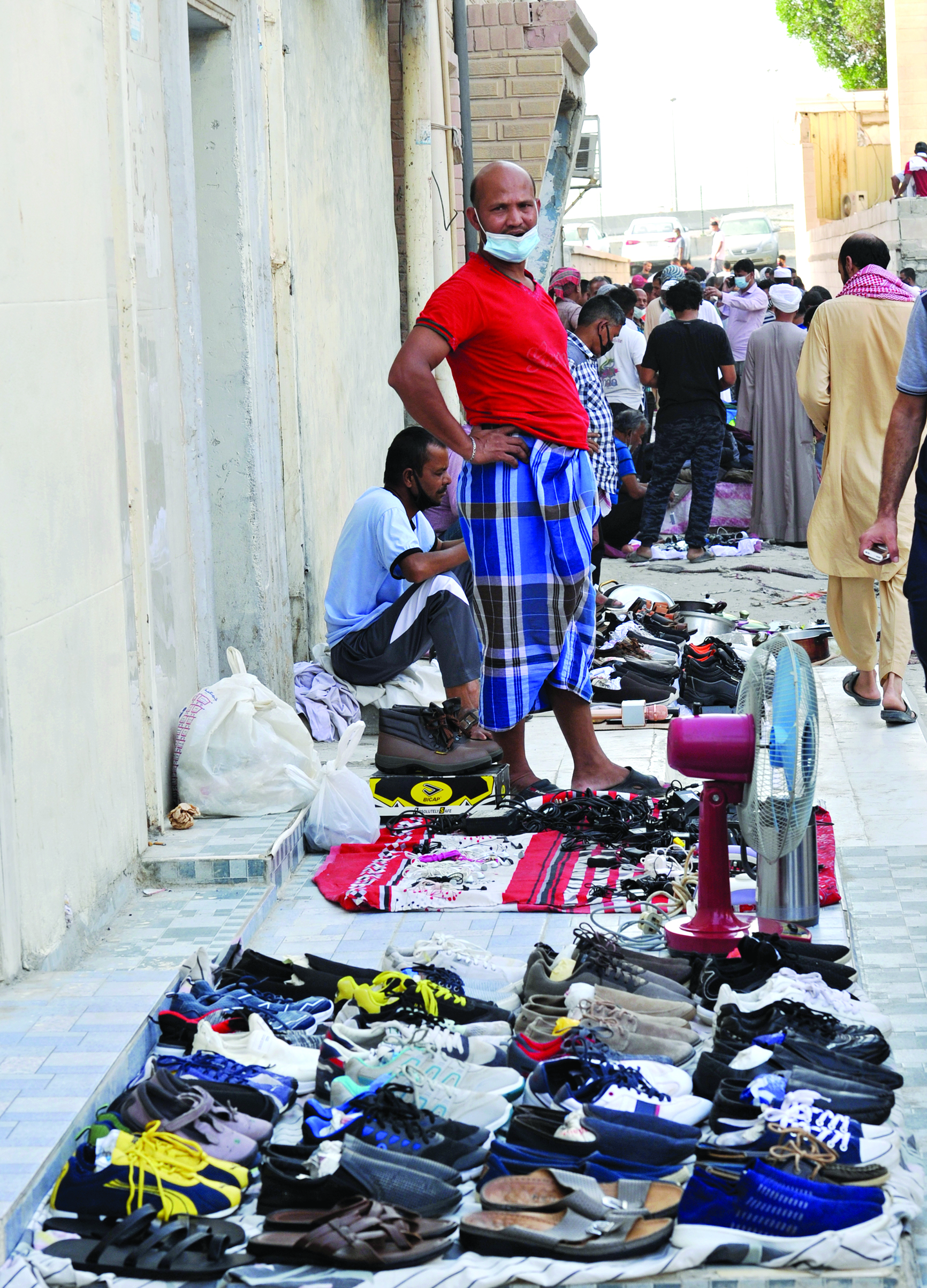 أحذية مستعملة معروضة في الشارع