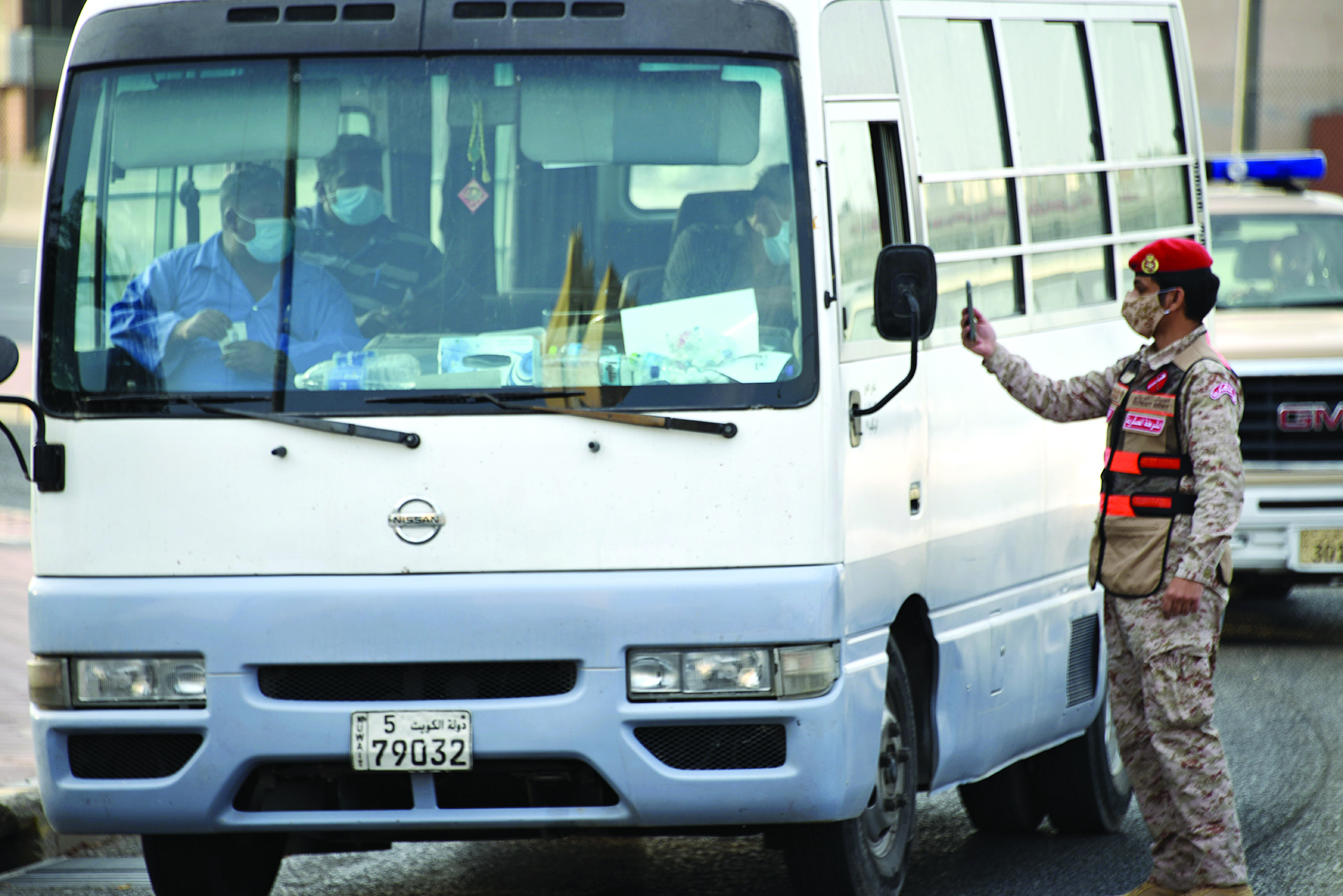 أحد عناصر القوة يتأكد من تصريح عدم التعرّض