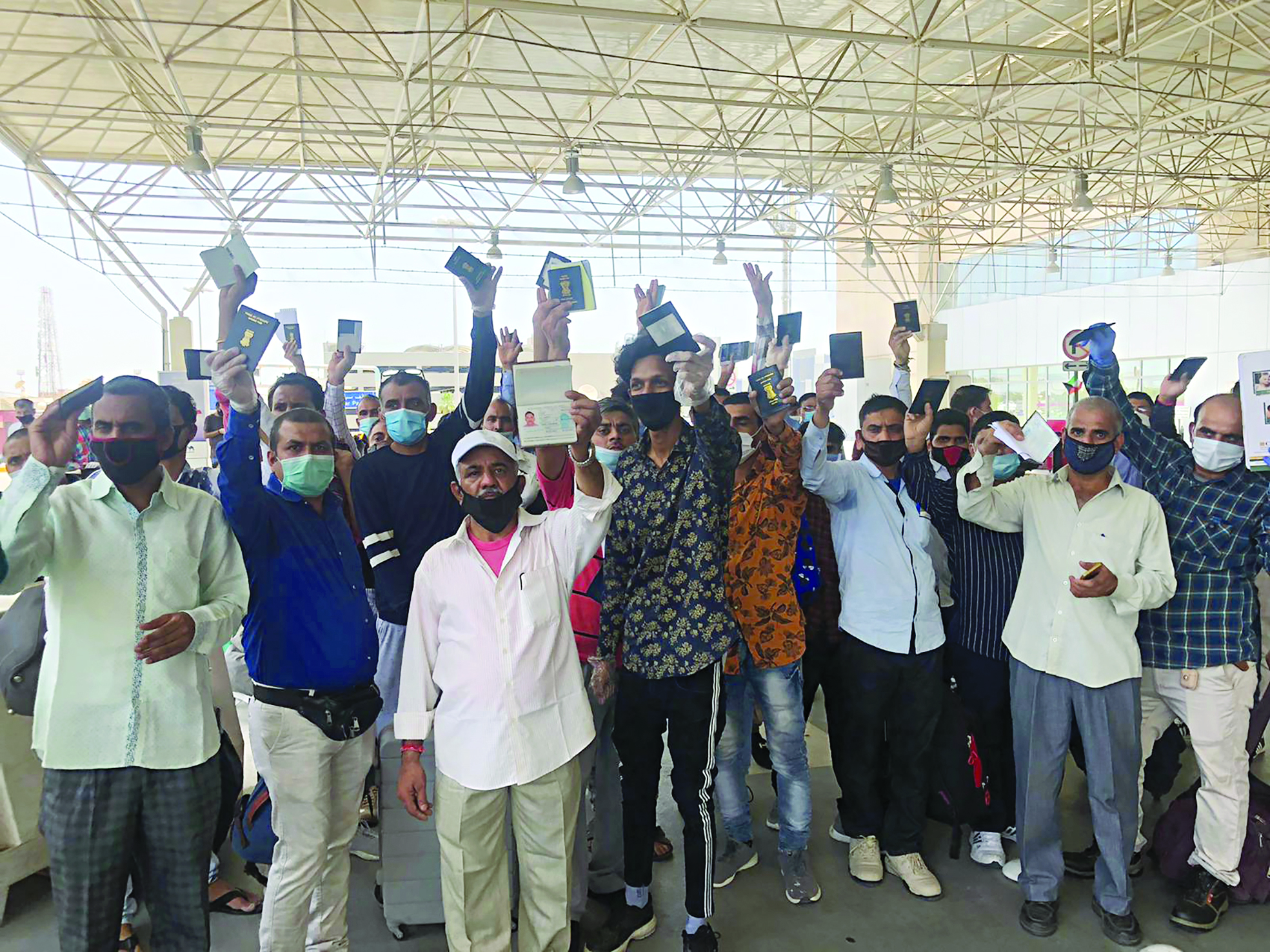 يرفعون جوازاتهم تعبيراً عن الاحتجاج