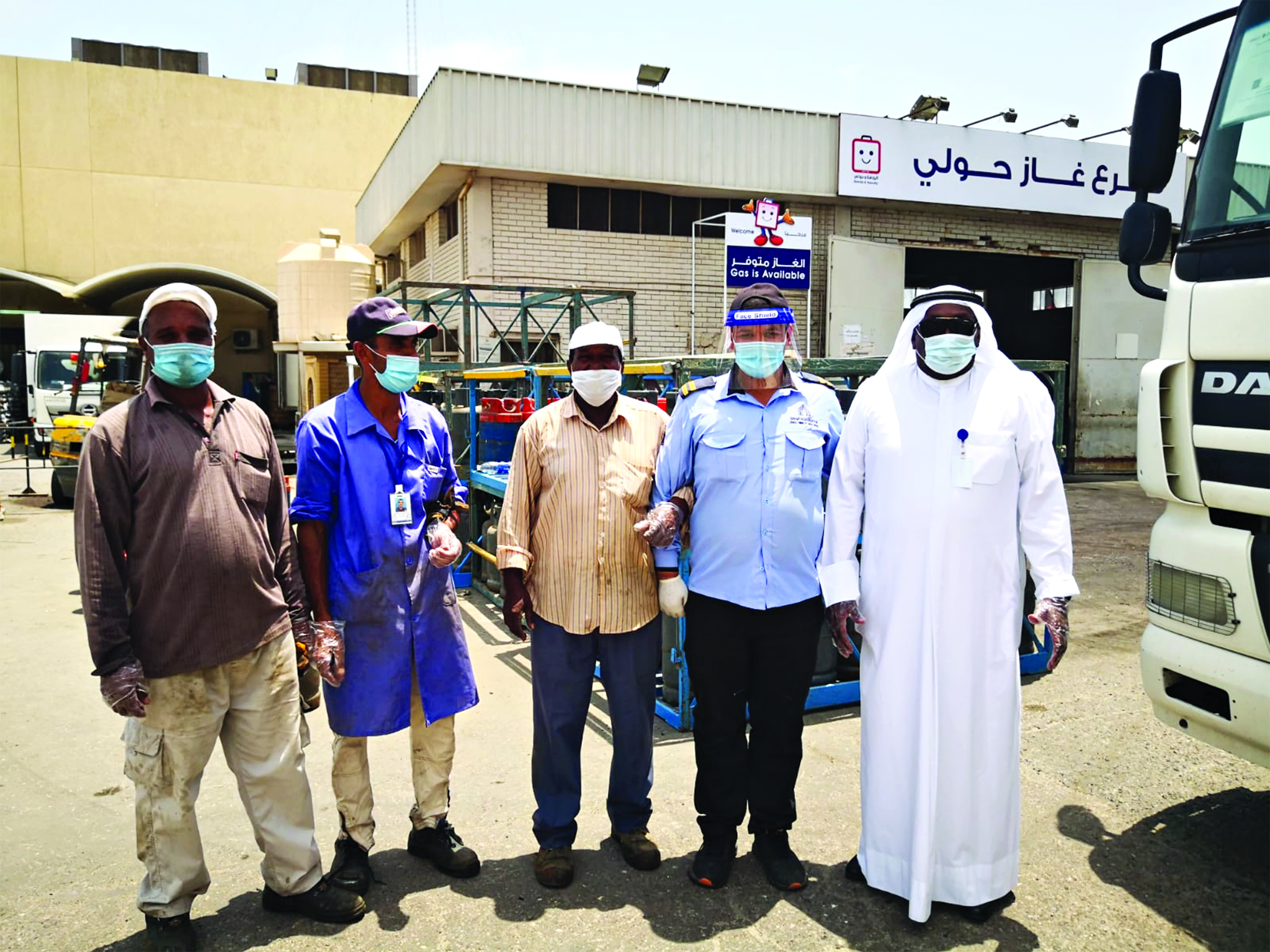 المعتوق مع موظفي فرع الغاز
