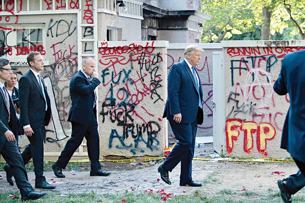 ترامب في طريقه مساء الأثنين إلى كنيسة سانت جون على الجانب الآخر من البيت الأبيض 	  (رويترز)