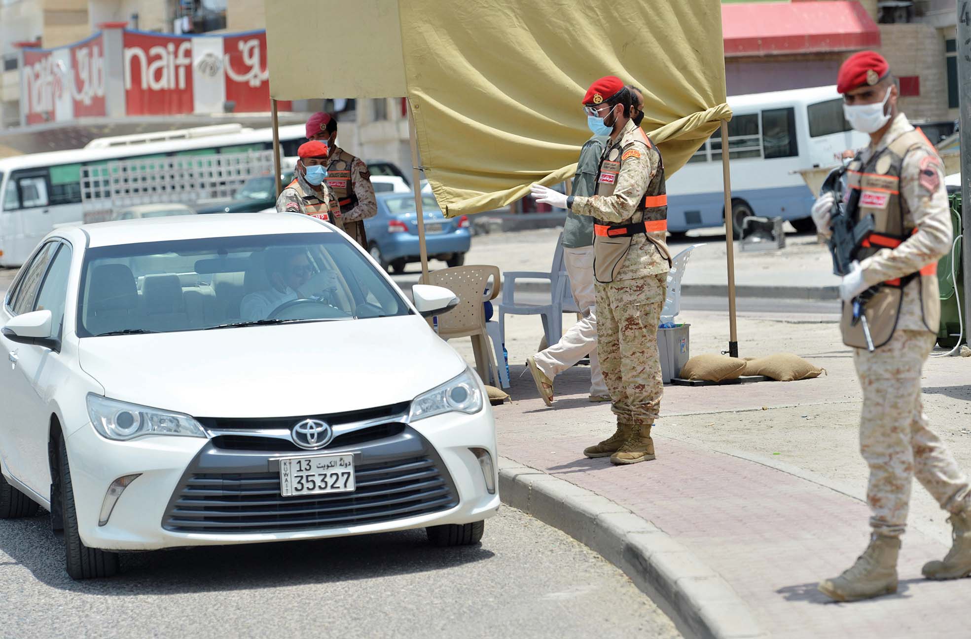 u0636u0627u0628u0637 u0648u0639u0646u0627u0635u0631 u0627u0644u0634u0631u0637u0629 u0627u0644u0639u0633u0643u0631u064au0629 u064au062fu0642u0642u0648u0646 u0639u0644u0649 u0627u0644u062eu0627u0631u062cu064au0646 u0645u0646 u0627u0644u0645u0646u0637u0642u0629    t  (u062au0635u0648u064au0631 u0646u0627u064au0641 u0627u0644u0639u0642u0644u0629)