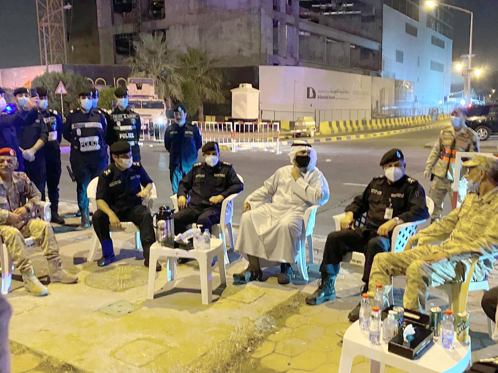 الصالح والنهام خلال زيارتهما إحدى النقاط الأمنية لقوة «واجب سند» التابعة للجيش