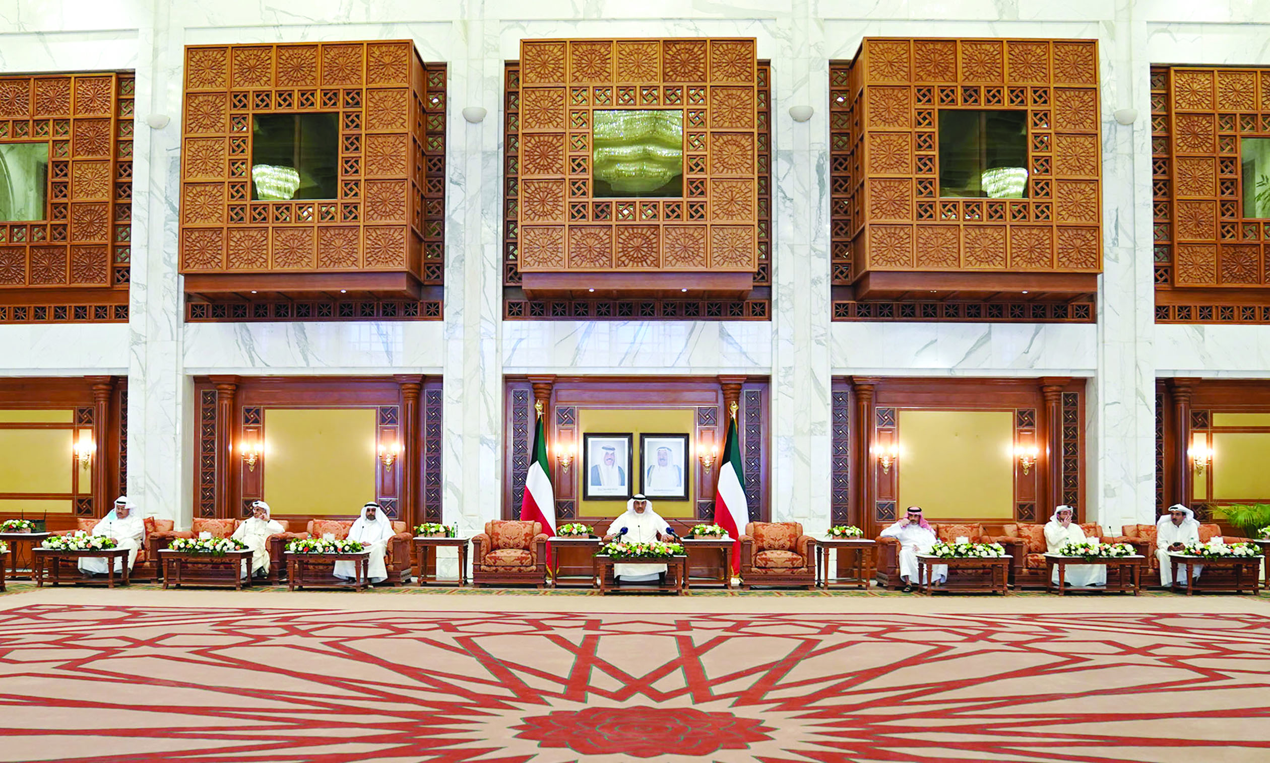 رئيس الوزراء خلال اللقاء مع رؤساء التحرير